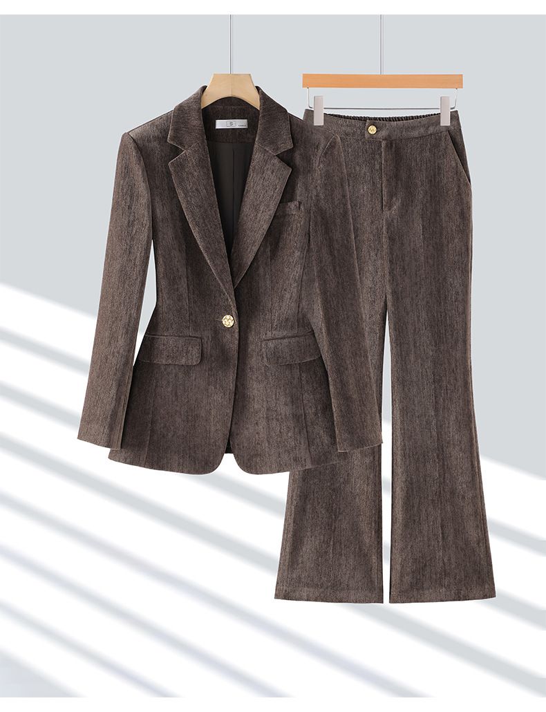 Fluwelen blazerset – elegant en vrouwelijk, luxe fluwelen textuur voor de herfst_voghion.com