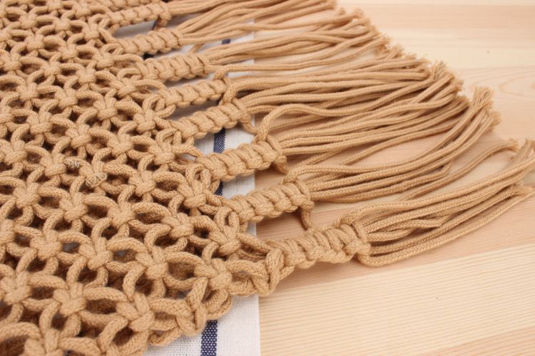 Borsa scavata intrecciata a mano con borsa da spiaggia a tracolla singola con frange in rete e borsa femminile alla moda in paglia di foresta_voghion.com