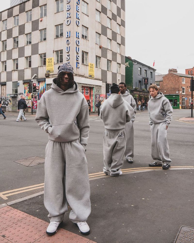 Europäische und amerikanische Trendy Brand Bestickte Freizeithosen Herren Neue High Street Fashion Design Jogginghosen Lose Vielseitige Jogginghosen_voghion.com