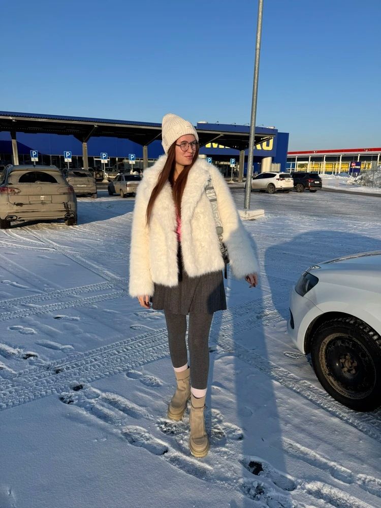 Damenbekleidung, stylischer Kunstpelzmantel für Damen – schmal geschnittene, mittellange Winterjacke mit Taschen, weiche und warme Oberbekleidung in Schwarz und Beige (S/M/L/XL)_voghion.com