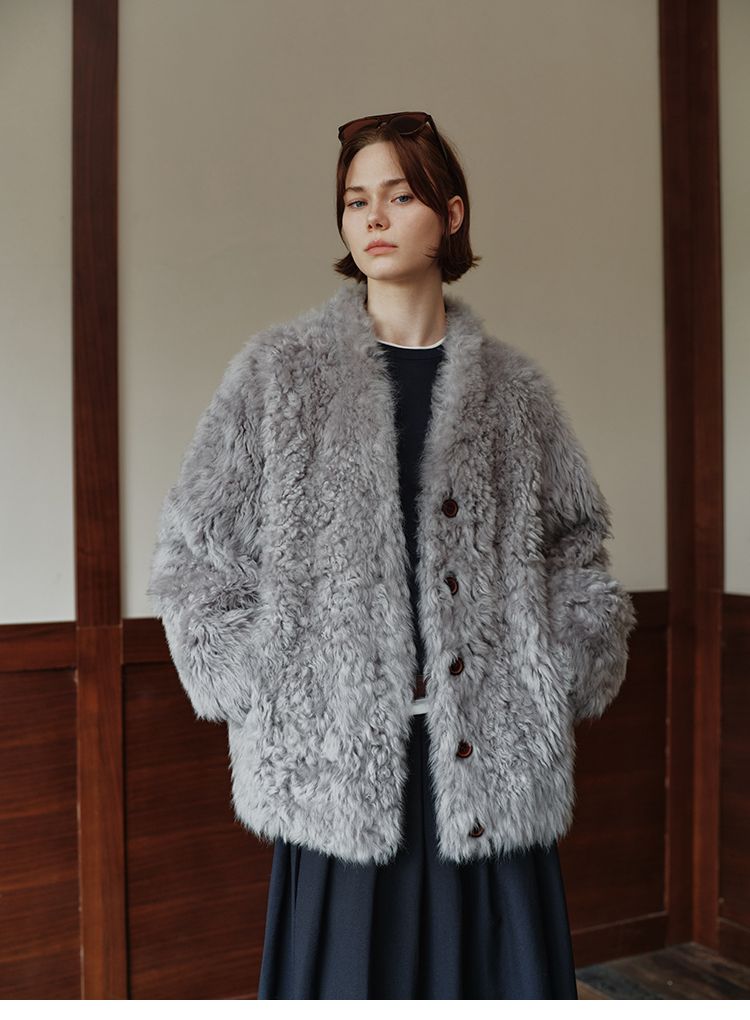 Damen-Kunstpelzmantel mit natürlichen Locken – gemütlicher V-Ausschnitt, offener Cardigan-Stil, toskanisch inspirierte Kunst-Shearling-Jacke_voghion.com