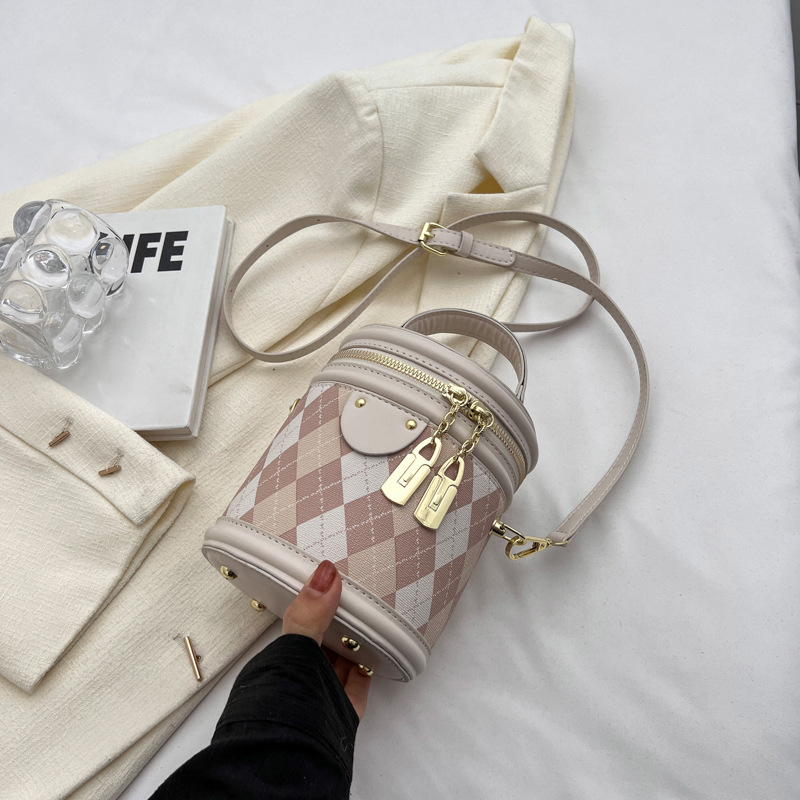 Borsa a secchiello a tracolla casual con tracolla cilindrica trapuntata minimalista, nuova moda estiva 2025 per le donne_voghion.com
