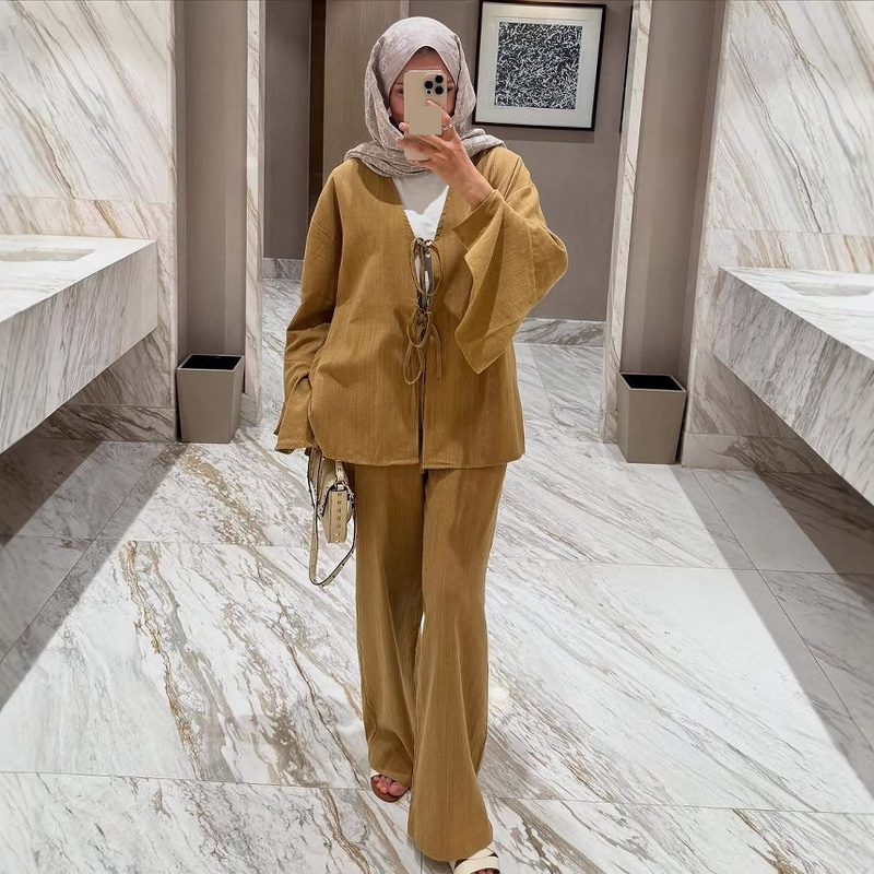 Abbigliamento da donna alla moda, elegante set da salotto da donna di ispirazione araba con maniche a tromba e cravatta - camicetta e pantaloni fluidi con maniche a campana e dettaglio cravatta_voghion.com