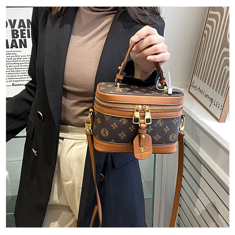 High-end female 2023 new fashion presbyopic box all-match portable shoulder Messenger cosmetic bag trend_voghion.com
