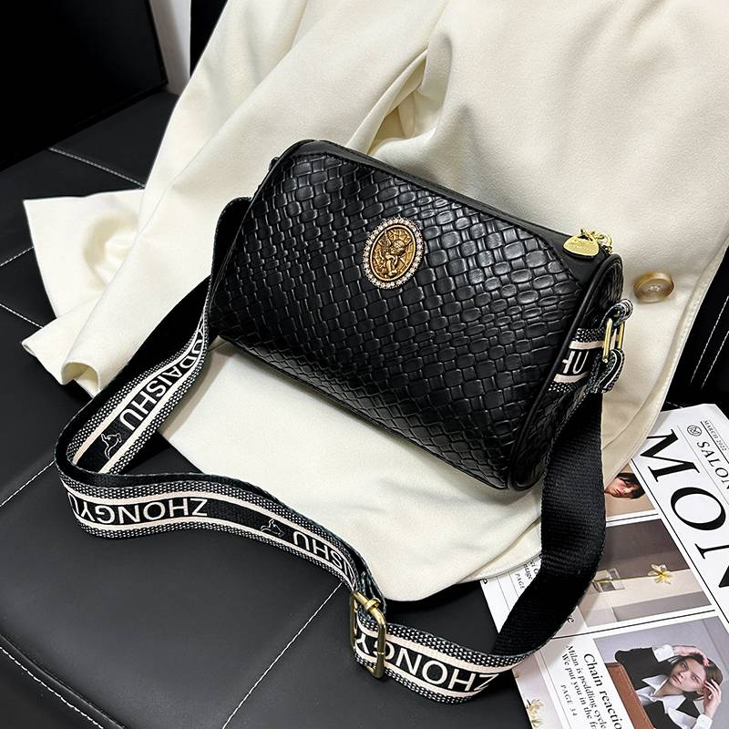 Kožená dámská taška Crossbody Polštář Barrel Woven_voghion.com