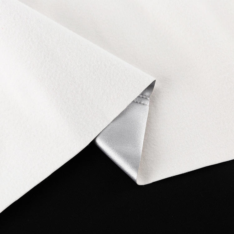 Los nuevos productos de otoño para mujer llegan con una falda plateada delgada a la cadera y una falda de cuero PU._voghion.com