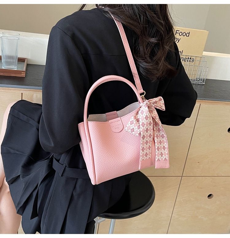 Nuova borsa da viaggio a mano 2024 per le donne, con un senso di lusso, semplicità, tendenza e una borsa a tracolla versatile in stile coreano, una popolare borsa a secchiello_voghion.com