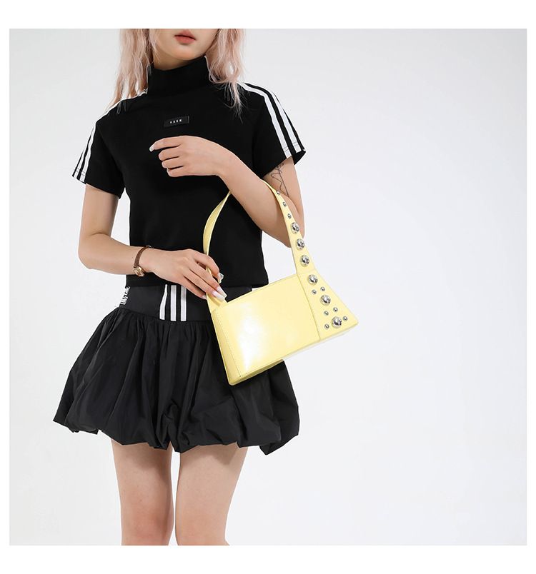 Borsa a tracolla vintage con borchie per donna - Elegante piccola borsa a tracolla quadrata con dettagli a rivetto, morbida pelle PU, chiusura con cerniera, taglia media_voghion.com