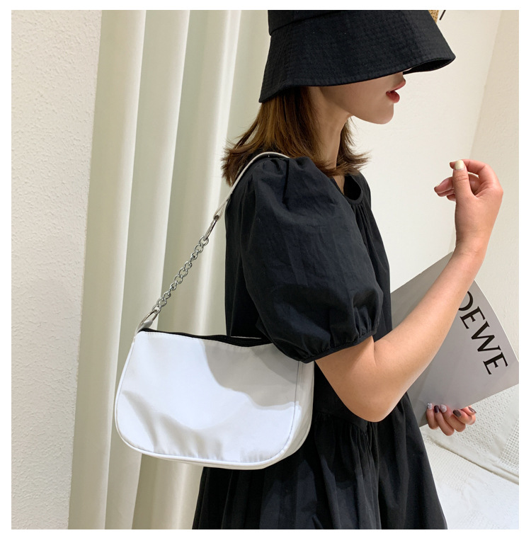 Niche Design Bag Damen 2023 Summer Nei Netz Rout Nylon Ënneraarmtasch High-End Sense One-Shoulder Handtasch mat Ketten_voghion.com