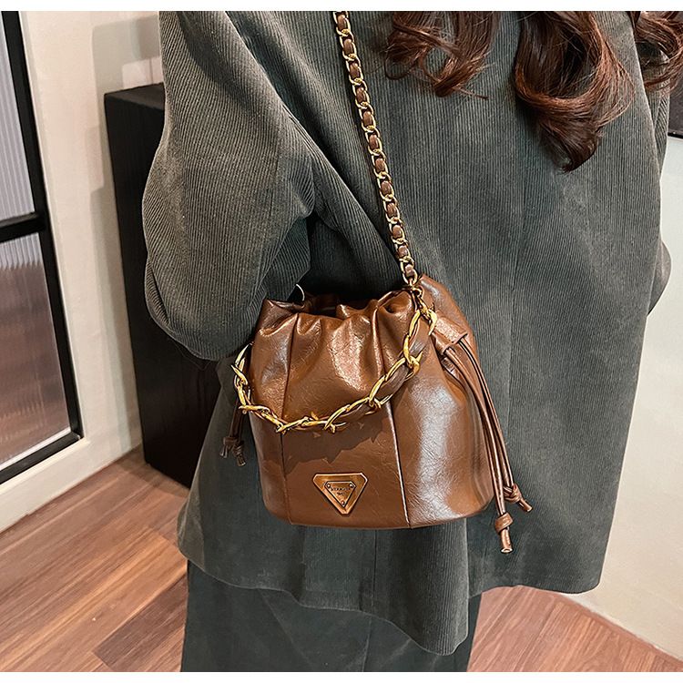 Soft leather pleated bucket bag, women's light luxury bags with a stylish and niche high-end texture, chain shoulder_voghion.com