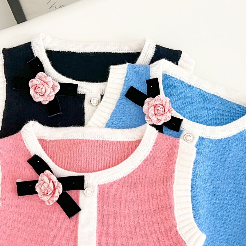 2025 Herbst und Winter Neue Mädchen Strickpullover Dreiteiliges Set Gestrickte Rundhals-Strickjacke + Weste + Wickelrock_voghion.com