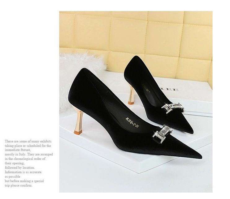 1818-K80 Bankett-Damenschuhe mit Absatz, Oberfläche aus Xishi-Wildleder, flacher Mund, spitze Schnalle mit Wasserdiamant, dekorativer Metallabsatz_voghion.com