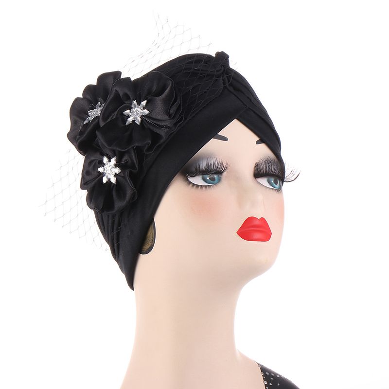 Modischer dekorativer Turban-Hut, indischer Hut, Patch-Mesh-Pullover mit drei Blumen_voghion.com