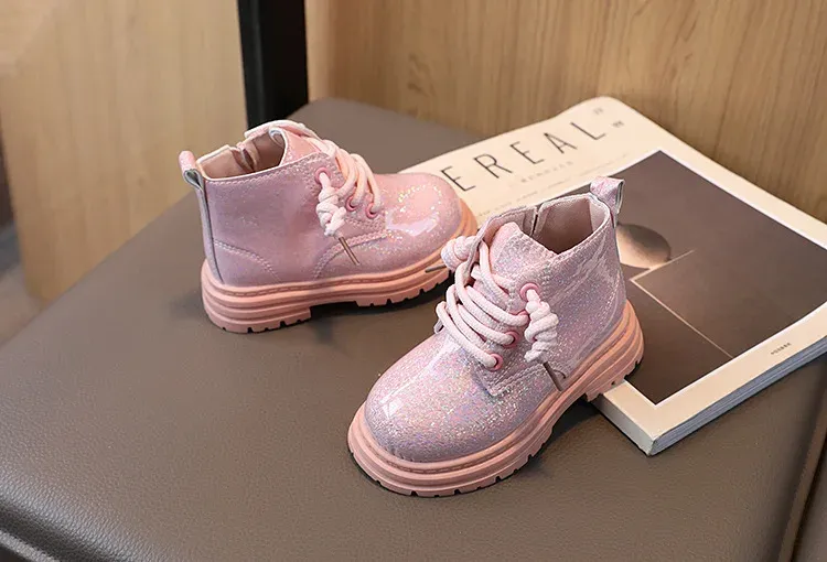 2023 Nuove semplici ragazze alla caviglia lucide tinta unita per bambini principessa stivali corti antiscivolo moda casual scarpe per bambini_voghion.com