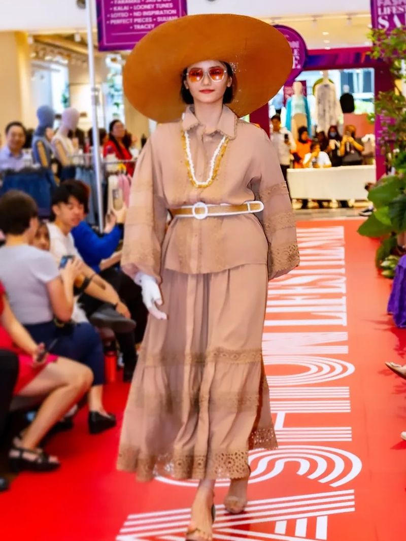 Damenbekleidung: Zweiteiliger Anzug aus Bluse mit Spitzenapplikationen für Damen und lockerem Rock mit langem Rock_voghion.com