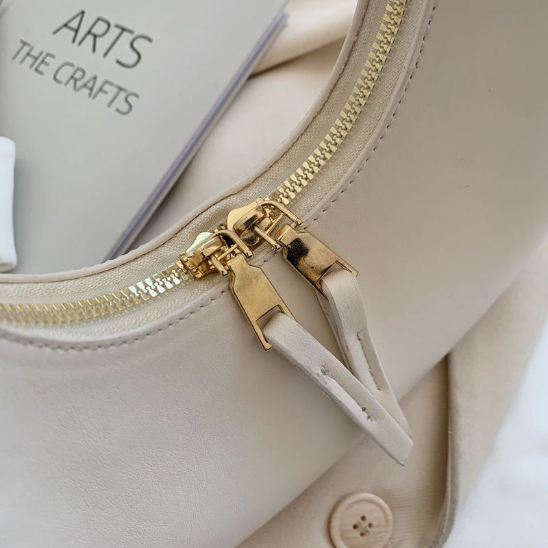 La nuova borsa di nicchia di quest'anno, borsa a mezzaluna a mezzaluna con spalla singola e ascellare di fascia alta da donna_voghion.com