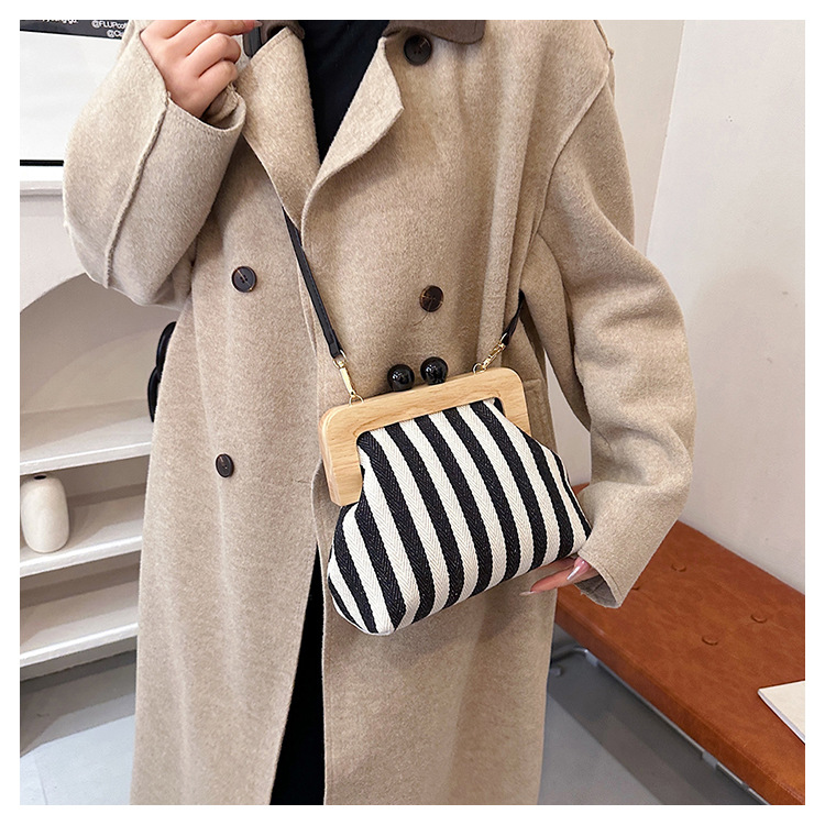 2024 Borsa da donna nuova Borsa a tracolla in tela con clip in legno a righe Borsa a tracolla con una spalla alla moda e raffinata_voghion.com