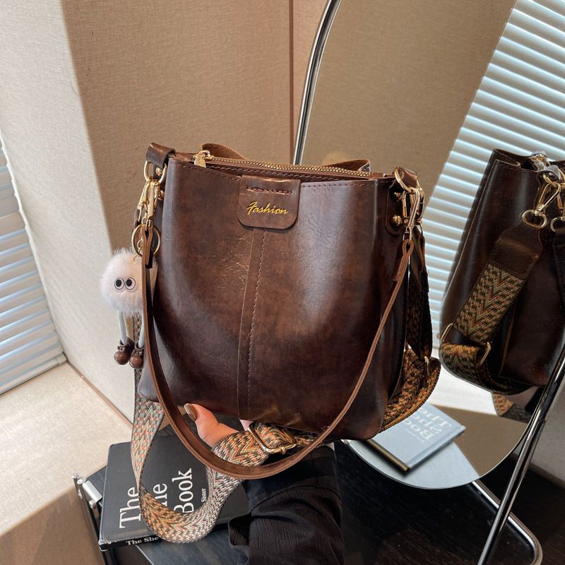 2025 New Korean Style High-End Versatile Bucket Autumn Winter Niche Design Wide Strap Crossbody Bag For Women_voghion.com