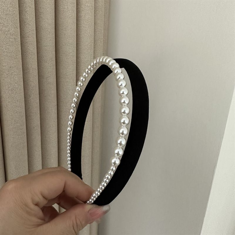 Fascia per capelli stretta a doppio strato in raso con perle Elegante fascia per capelli a doppio strato con perle in evidenza Accessori per capelli di alta qualità e tutti gli abbinamenti_voghion.com