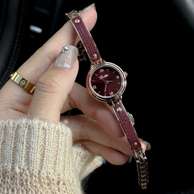 Pulseira estilo Gaudí para mulheres, design leve, relógio de quartzo elegante 9776_voghion.com