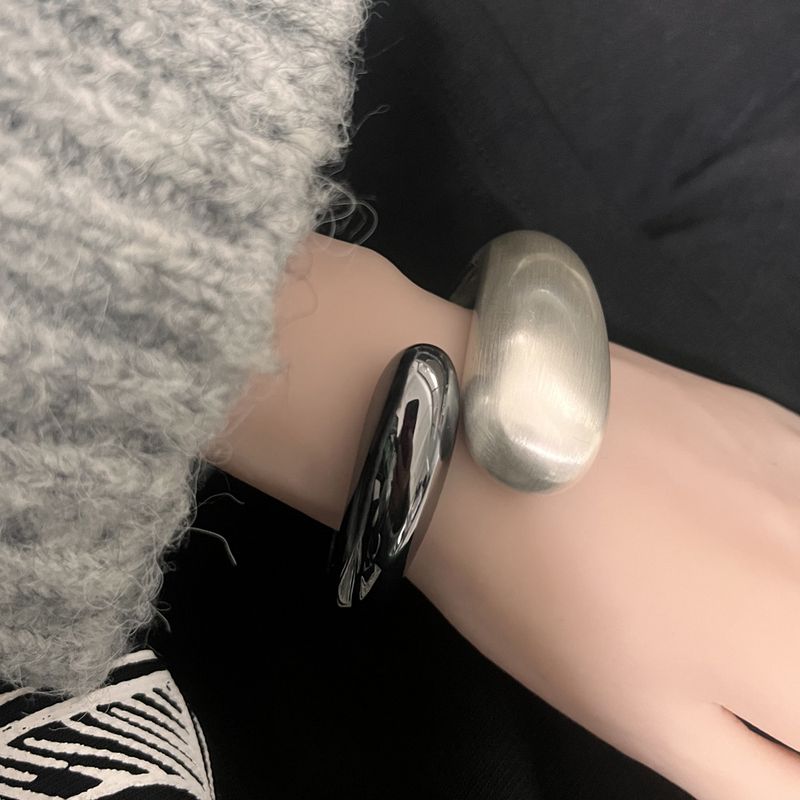 Damenschmuck Mode Wassertropfen Poliertes Armband Design Sense Zweifarbiges Spleißen Gold Kaltes Stil Armband_voghion.com