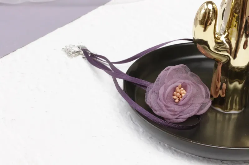 Collana con catena per clavicola con lacci, fatta a mano, motivo temperamento, orecchini viola tridimensionali, decorazione coordinata originale_voghion.com