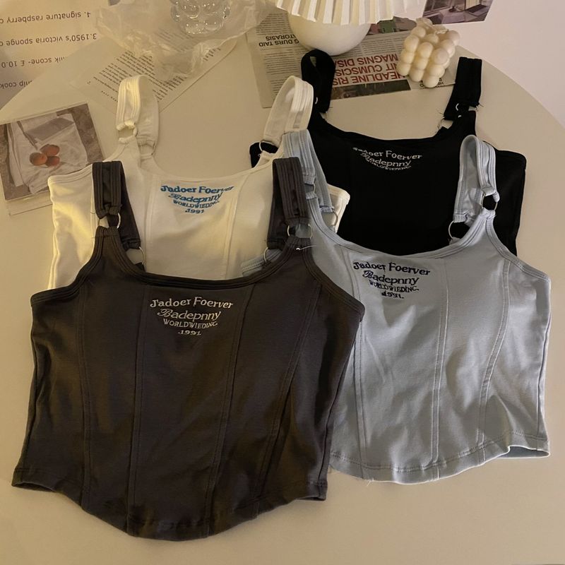 Kuuma tüdruku kevadsärgi tikitud kirjaga kitsas lõige ja rinnahoidjaga ülaosa_voghion.com