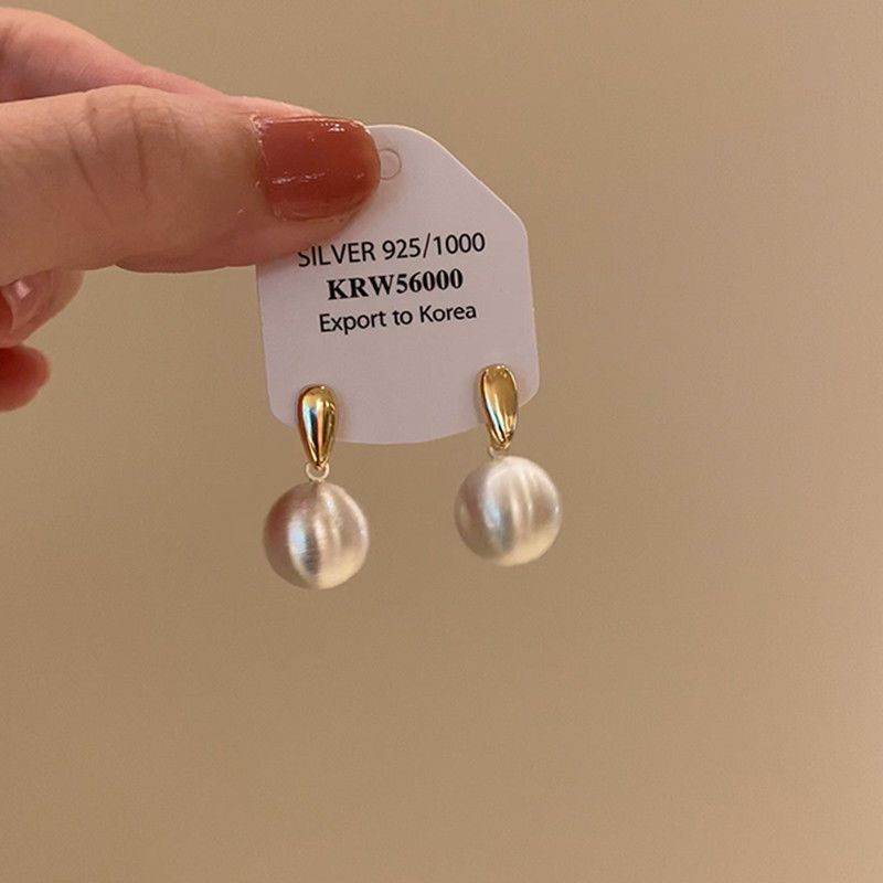 Brincos de pino de bola de ouro de nicho para mulheres temperamento de vento frio, joias de orelha simples e leves de luxo de alta qualidade_voghion.com