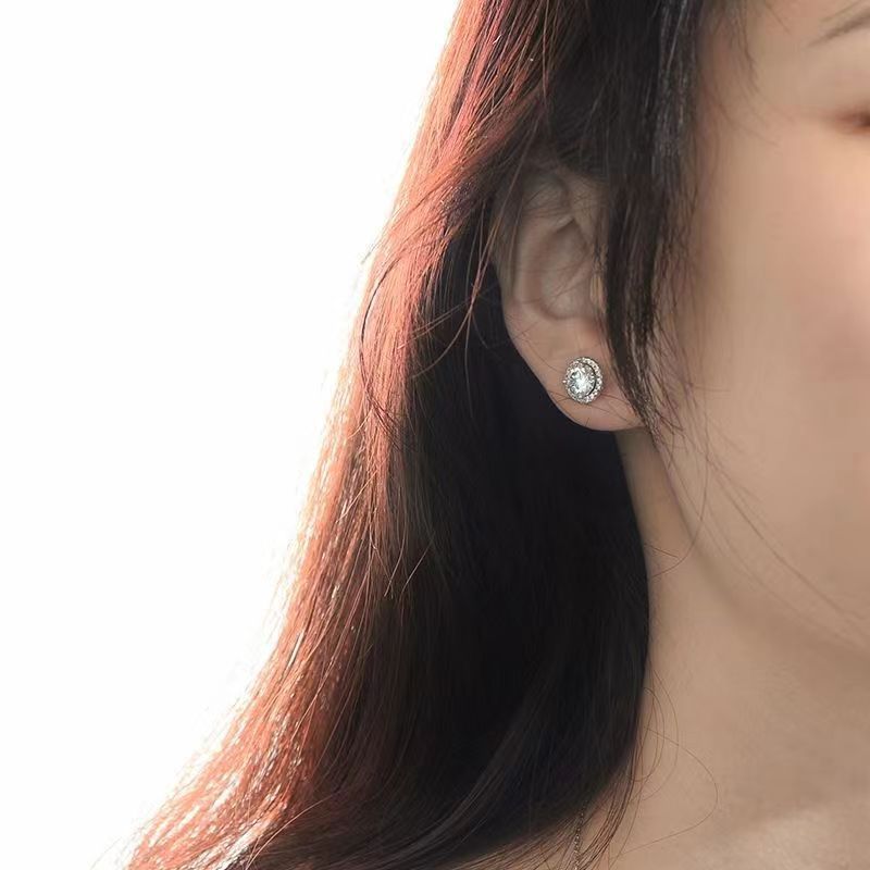 Neue 1 Karat Moissanite Vier Klaue Runde Tasche Einfache Und Vielseitige Ohrringe Xiaohongshu Gleichen Stil Zirkon Ohr Schmuck_voghion.com