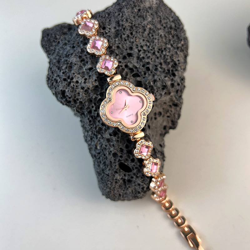Orologio da donna di lusso leggero a quattro foglie di erba alla moda, senso avanzato, nuovo lotto di orologi con diamanti intarsiati dal design di minoranza rossa_voghion.com