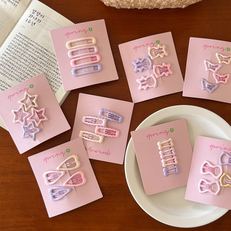 Nuovo set da 4 pezzi di accessori per capelli con frangia a forma di cuore, stella, fiocco e orsetto, in crema e rosa, 2025_voghion.com
