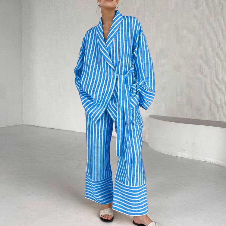 Completo casual da donna con camicetta a righe a maniche lunghe, cintura e pantaloni a vita alta e gamba larga – Outfit alla moda autunnale_voghion.com