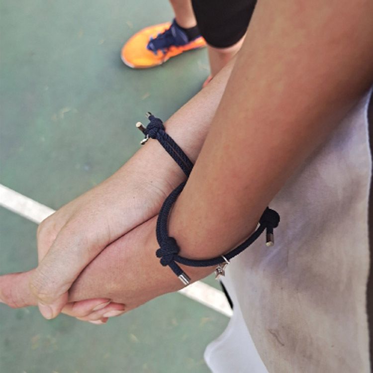 Korut ja asusteet Yksinkertaiset tähti-, kuu- ja magneettirannekkeet pariskunnille Yksi pari käsin punottuja, säädettäviä rannekoruja_voghion.com