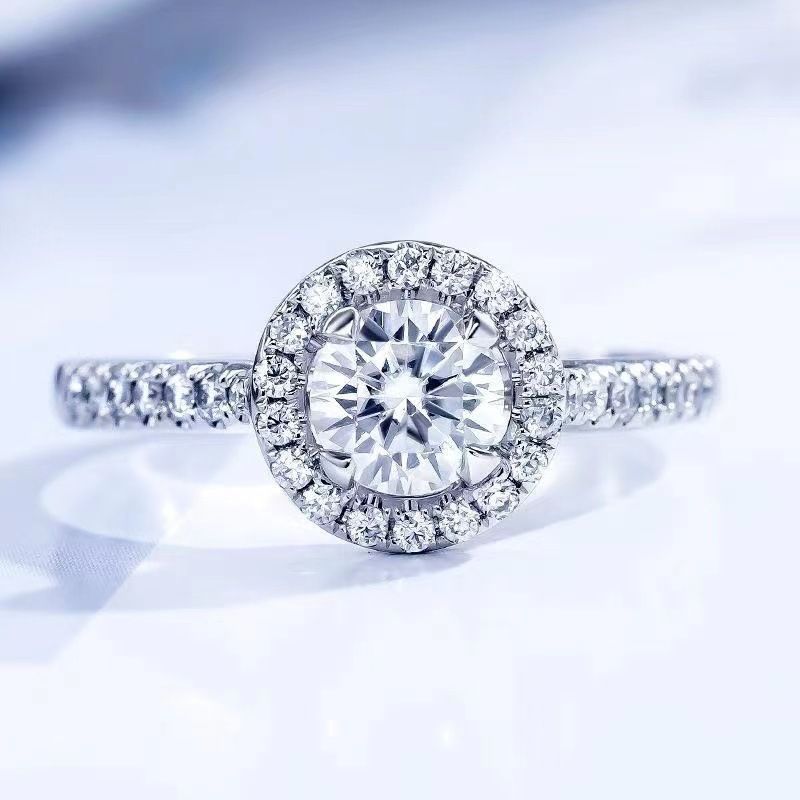 Anello di coppia regolabile con quattro punte da un carato, in oro bianco 18 kt, con diamanti simulati Moissanite e zirconi intarsiati lucidi e lussuosi._voghion.com