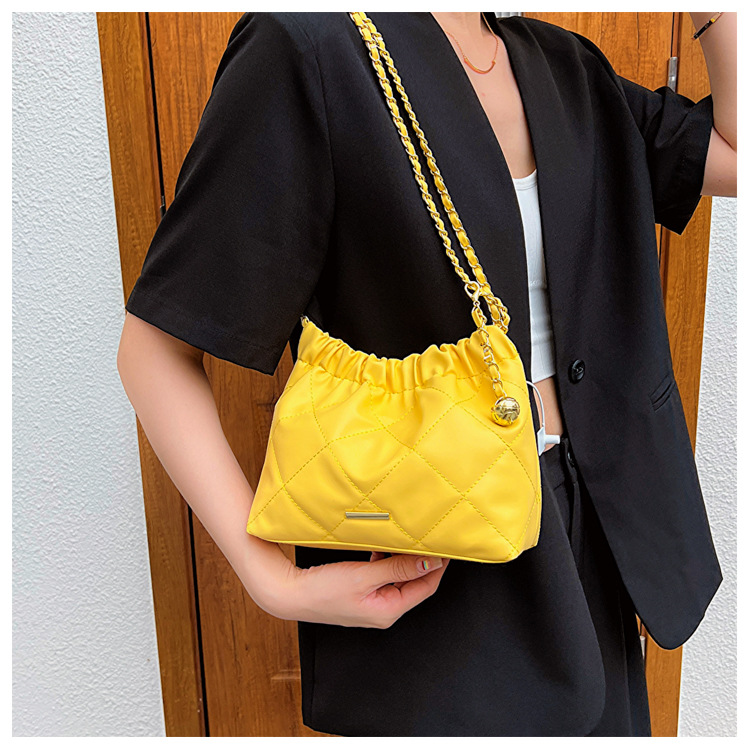 Crossbody-väska för kvinnor, mjukt läder, stor kapacitet Modeveckad kedja Axelväska Fritidsväska Crossbody-väska med dragsko_voghion.com