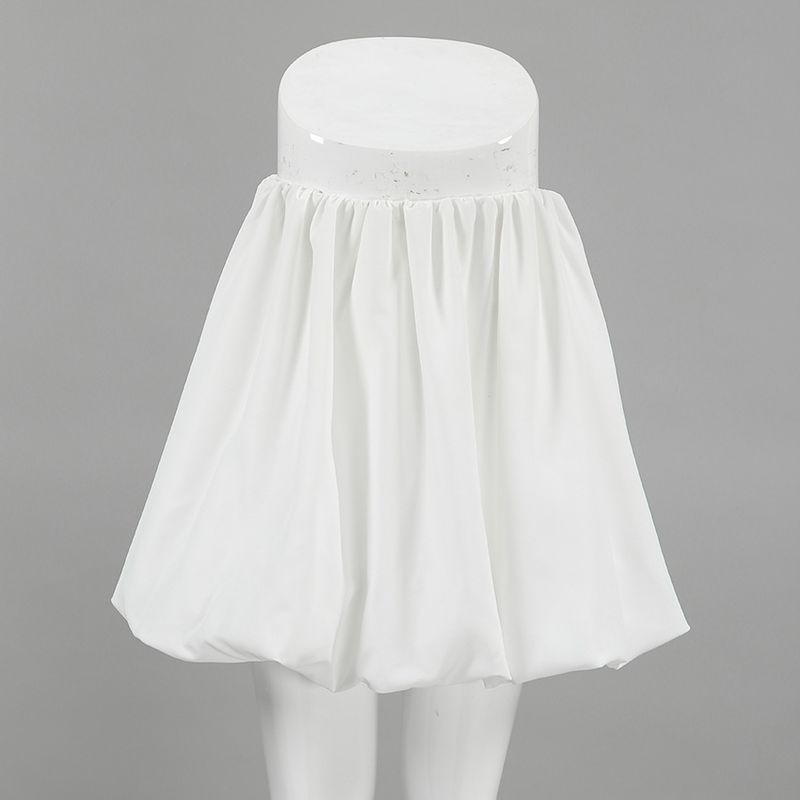 Gonna corta a palloncino a vita alta, modello A-line, bianca, a mezza lunghezza, per donna, estate 2024_voghion.com