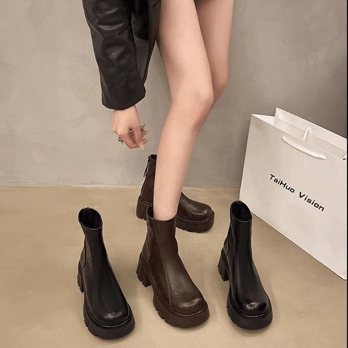 Nuovo modello versatile di nicchia, foderato in pile, con suola spessa e tacco medio, stile britannico, autunno inverno 2024_voghion.com