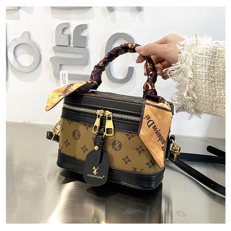 High-end female 2023 new fashion presbyopic box all-match portable shoulder Messenger cosmetic bag trend_voghion.com