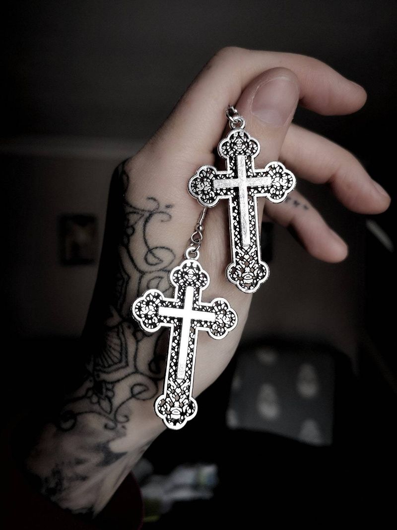 Pendiente de gancho con cruz de plata estilo punk de moda con tótem simple_voghion.com