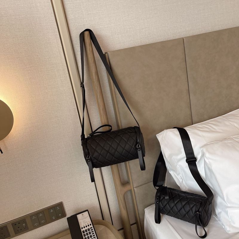 Cuscino a tracolla da donna con cilindro Lingge in tessuto di nylon Oxford 2024 Nuova borsa a secchiello per l'acqua a scacchiera_voghion.com