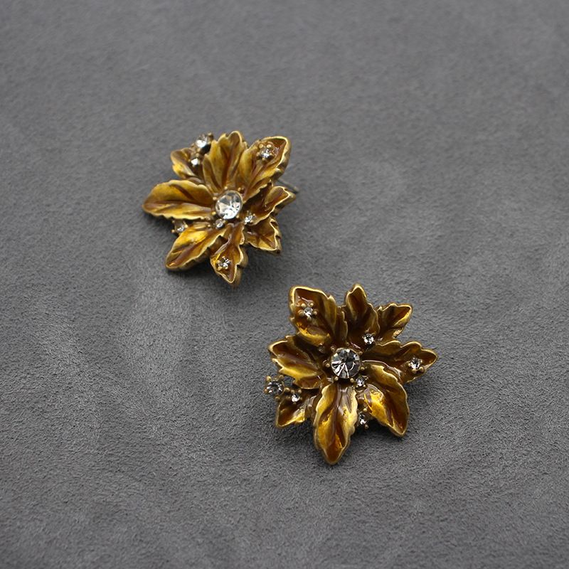 Boucles d'oreilles rétro en forme de feuille de ginkgo pour femmes, en émail, à la mode, polyvalentes, en forme de feuille de fleur, style de retour_voghion.com