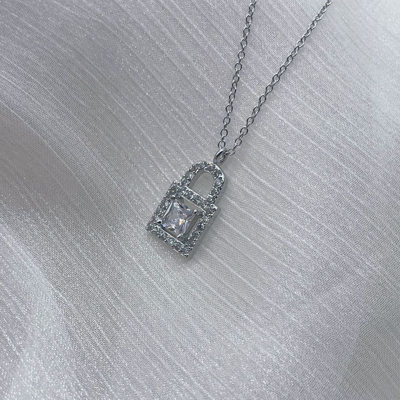 Collana con lucchetto piccolo e quadrato con diamanti da donna, piena di diamanti e zirconi, collana versatile con catena per clavicola e temperamento alla moda._voghion.com