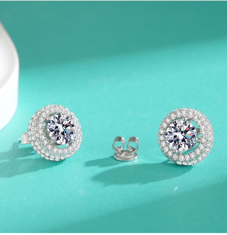 Gioielli da donna Moissanite Orecchini rotondi di lusso a quattro griffe intarsiati Orecchini versatili alla moda in argento sterling con diamanti intarsiati Pendolarismo avanzato_voghion.com