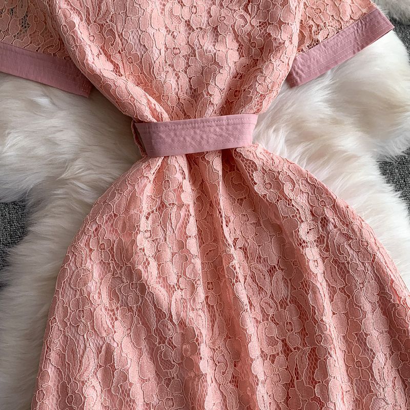 Abito da donna di alta classe, elegante, con colletto, a maniche corte, nuovo, con vita sottile e gonna lunga in pizzo._voghion.com
