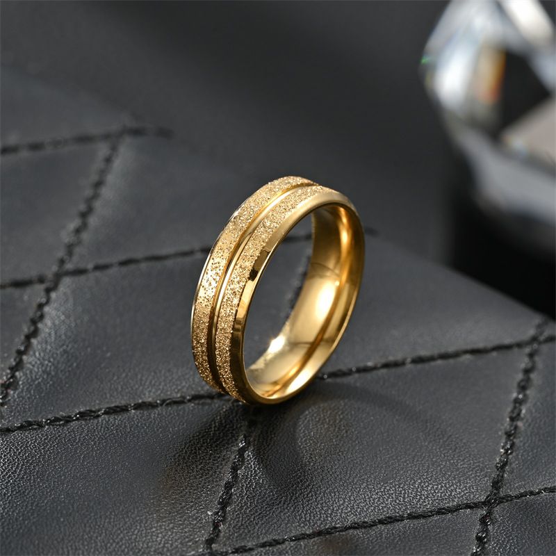 Nuovi accessori popolari: anello di coppia satinato a linea singola in acciaio inossidabile, anello in acciaio al titanio europeo e americano, gioielli fatti a mano in versione coreana_voghion.com