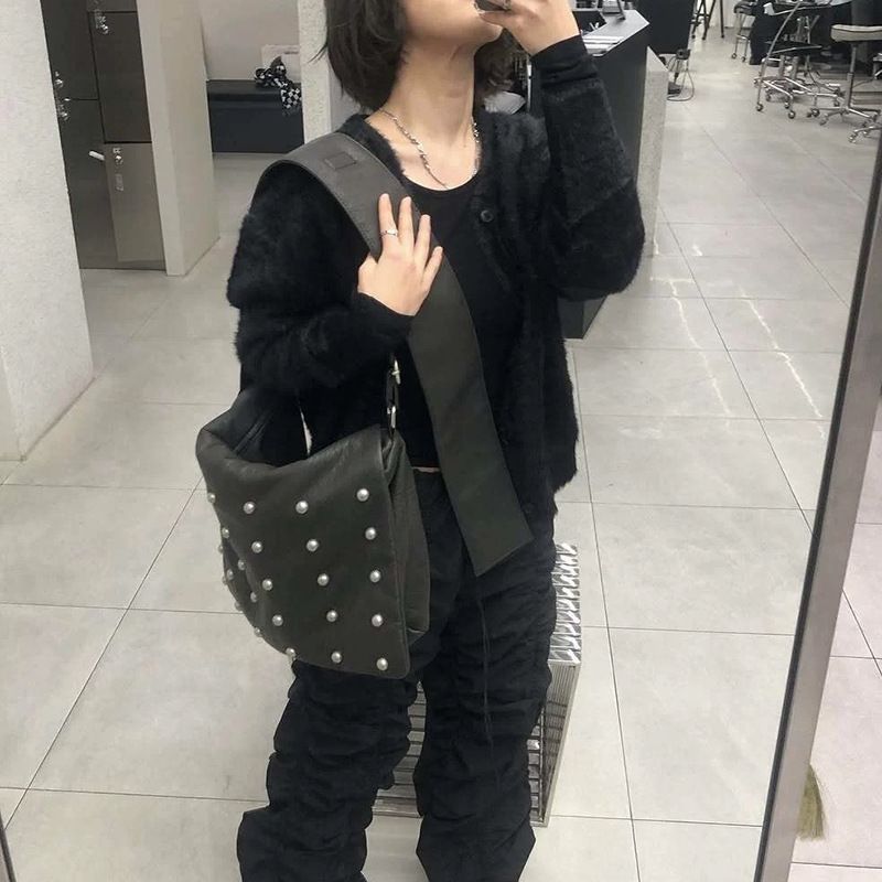 Korean Version Of The Rivets Large-capacity Shoulder Satchel 2025 Spring And Summer New Personality Women's Bags Fashionable And Versatile_voghion.com