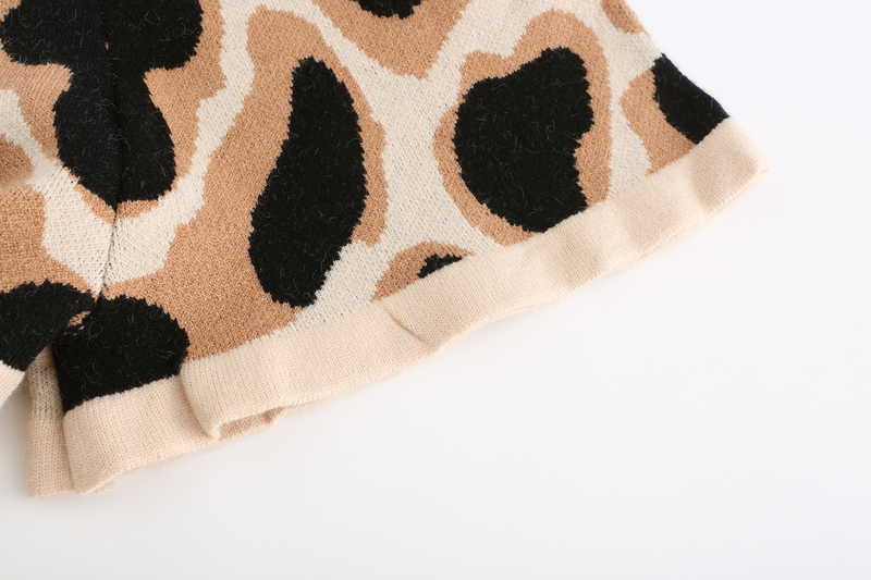 Completo da donna con pantaloncini in maglione a maniche lunghe con stampa leopardata_voghion.com