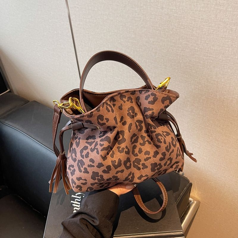 Korean Style Leopard Print Bucket Bag 2024 Winter New Suede Drawstring Wrinkled Single Shoulder Crossbody Handbag_voghion.com