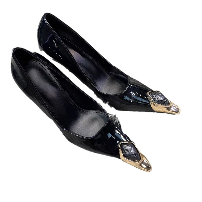 Burgunderrote, sexy High Heels für Damen mit Strasssteinen, goldenen Absätzen, spitzer Zehenpartie und Lackleder_voghion.com