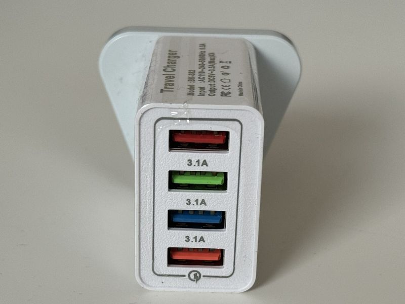 USB 4 Multi-Port Schnelllade-Wandladegerät mit UK-Stecker für Samsung und iPhone_voghion.com